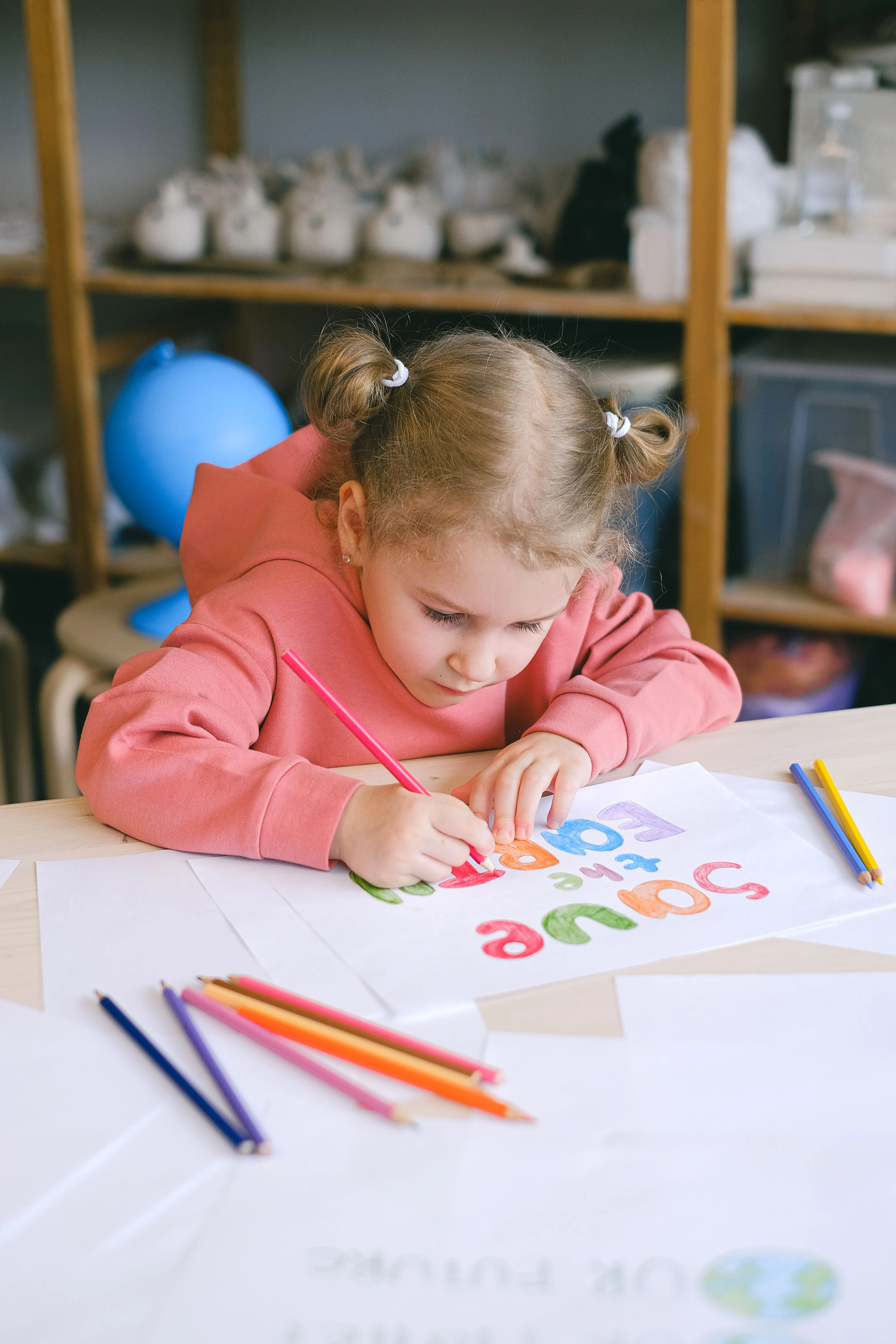 Niña pintando y dibujando con colores