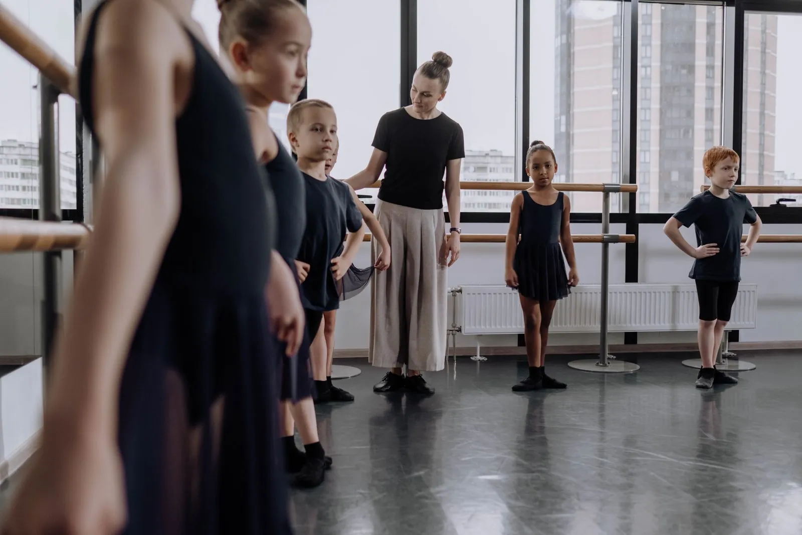 Niños en una clase de ballet