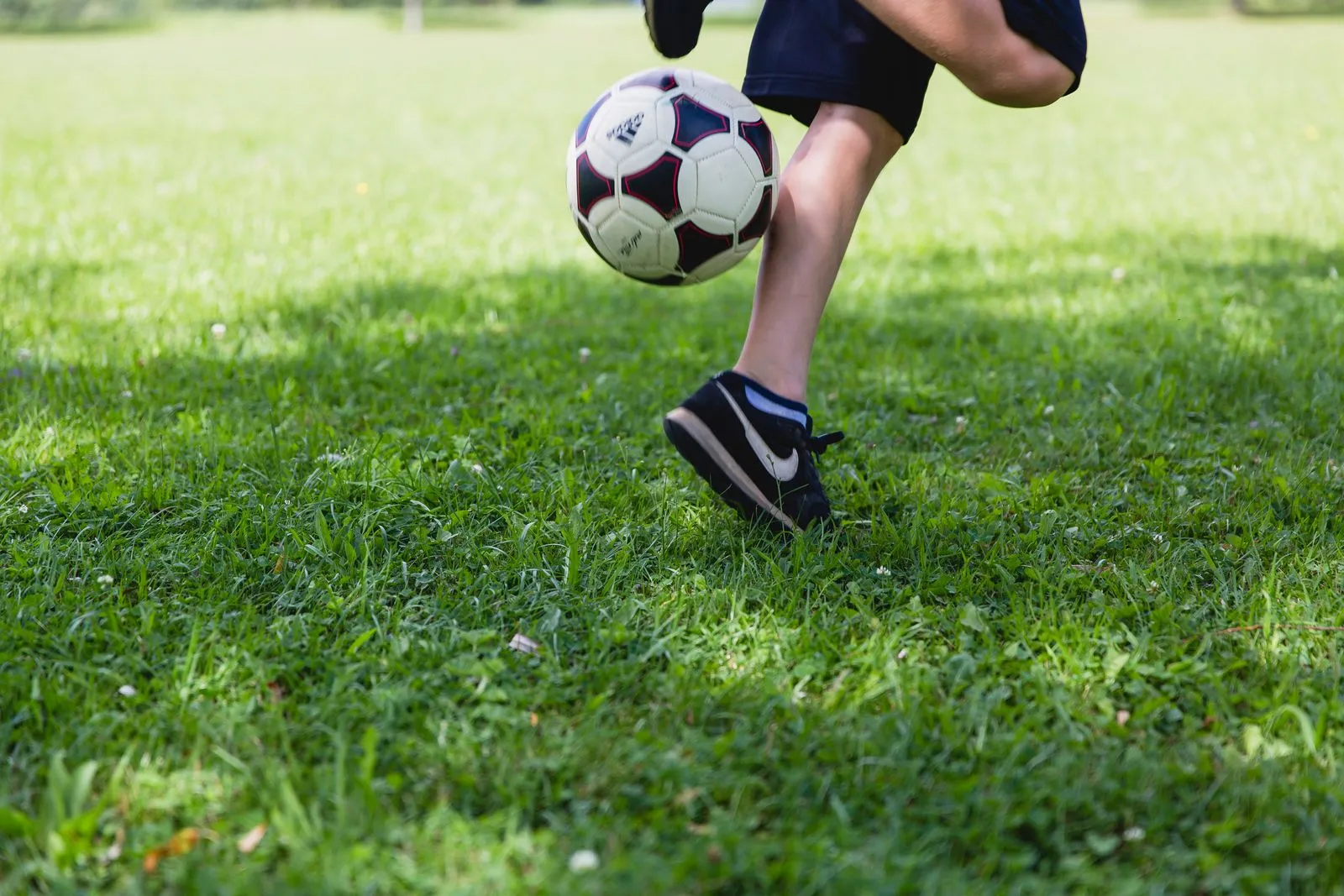 Niño jugando con un balón de fútbol