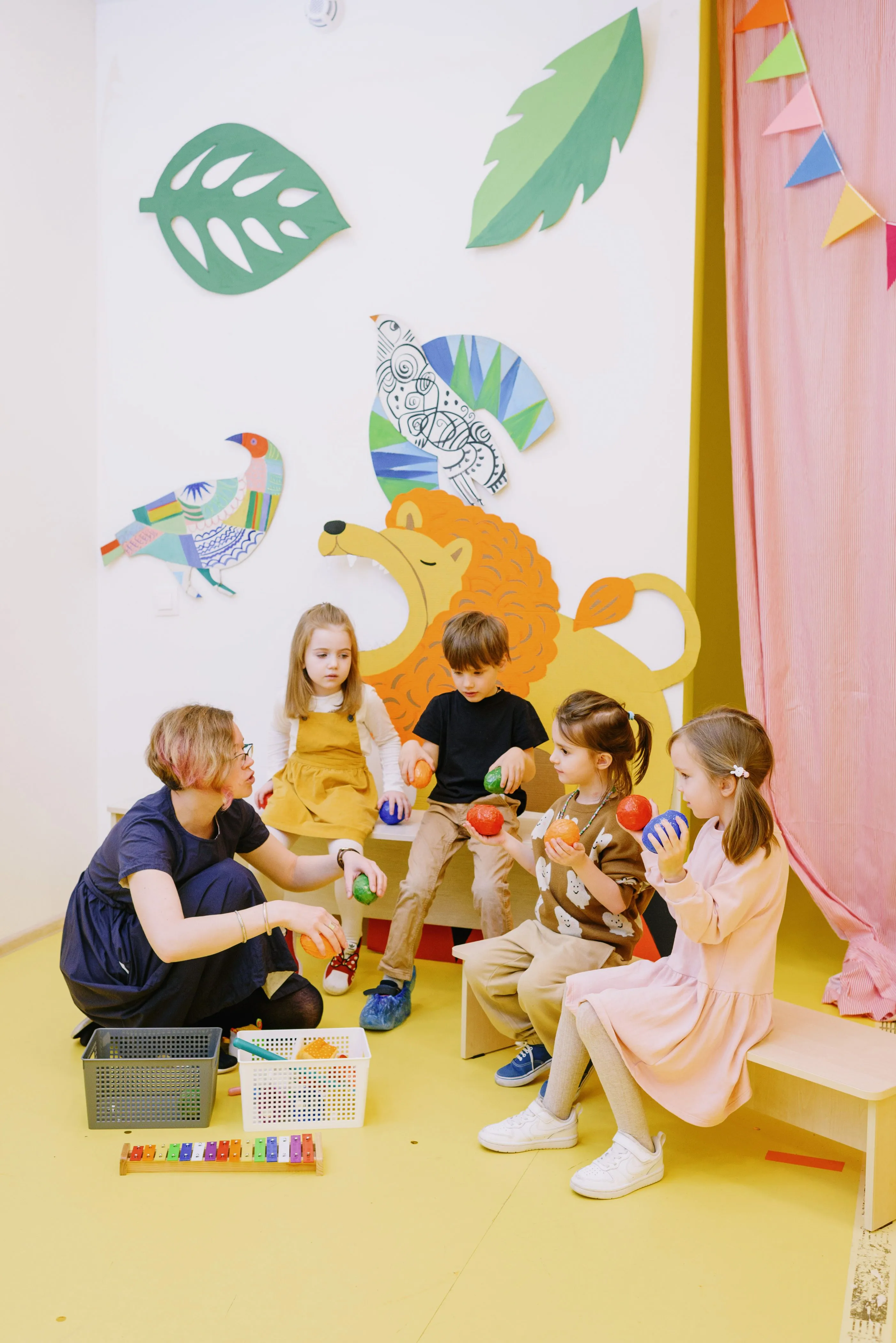 Niños explorando instrumentos musicales
